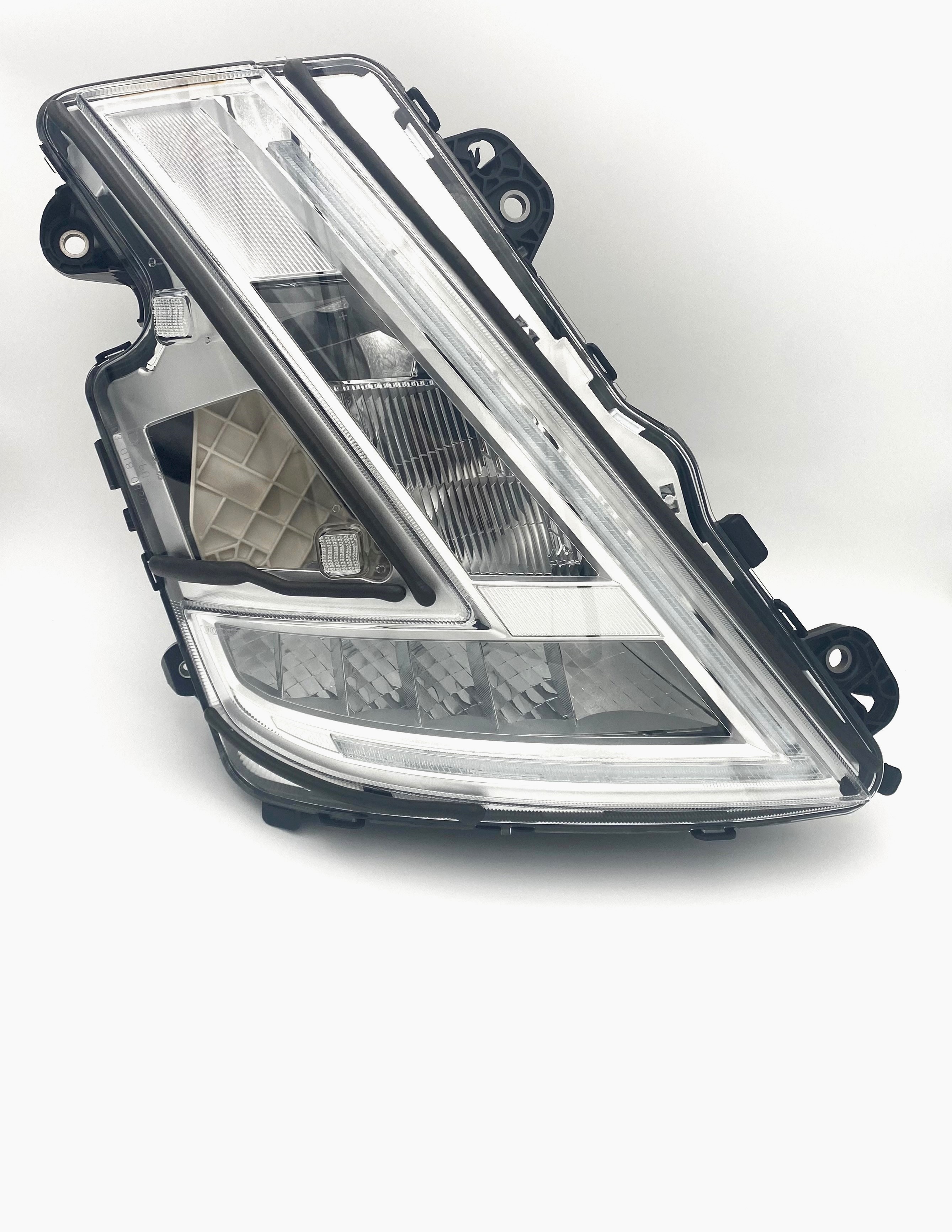 Lampa prawa led Volvo 24056510