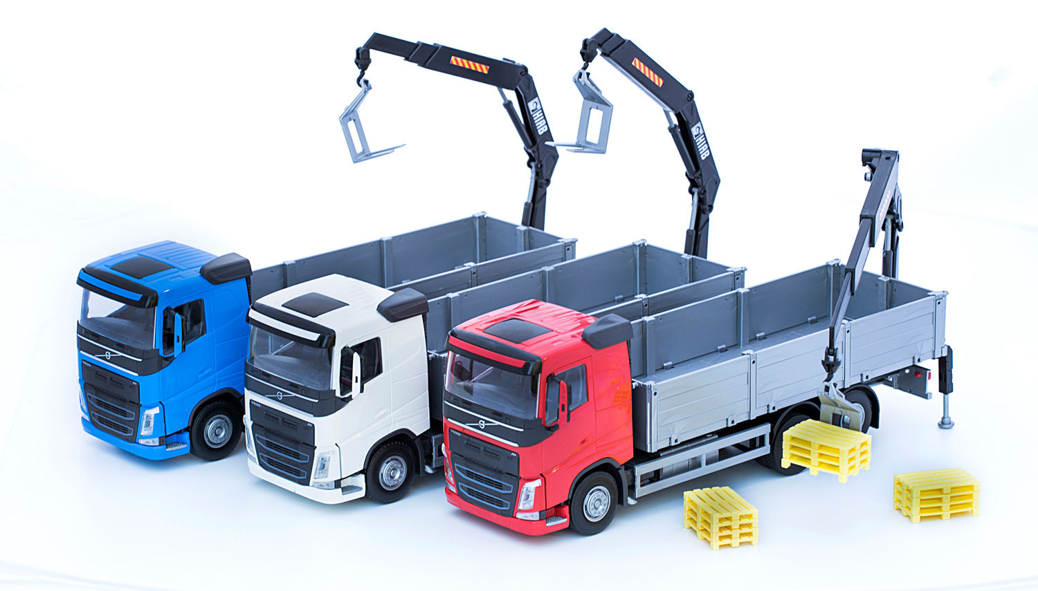 Model FH4 skrzynia 3 osie + żuraw hds - biały