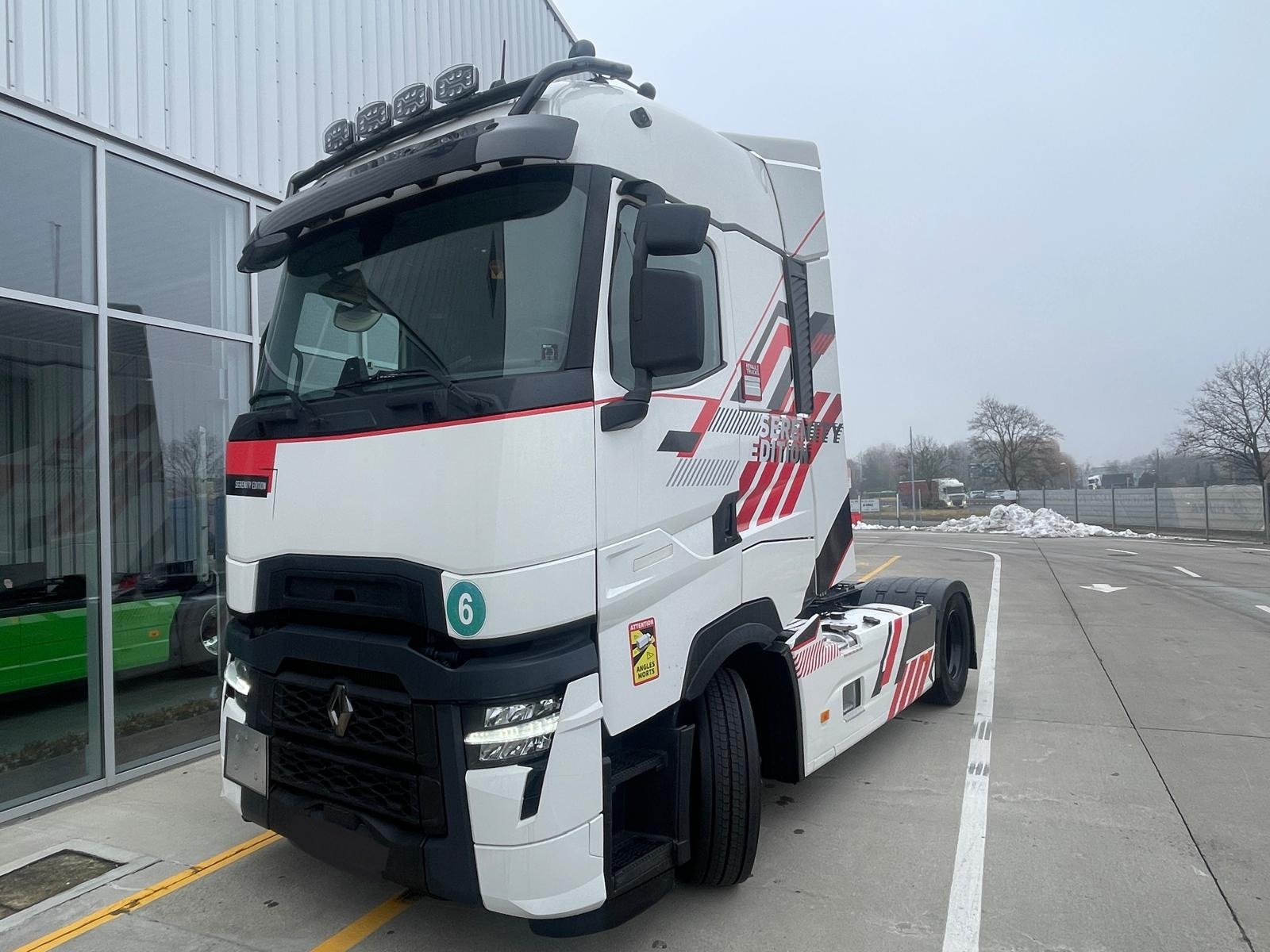 RENAULT T520 HIGH SLEEPER CAB 4x2