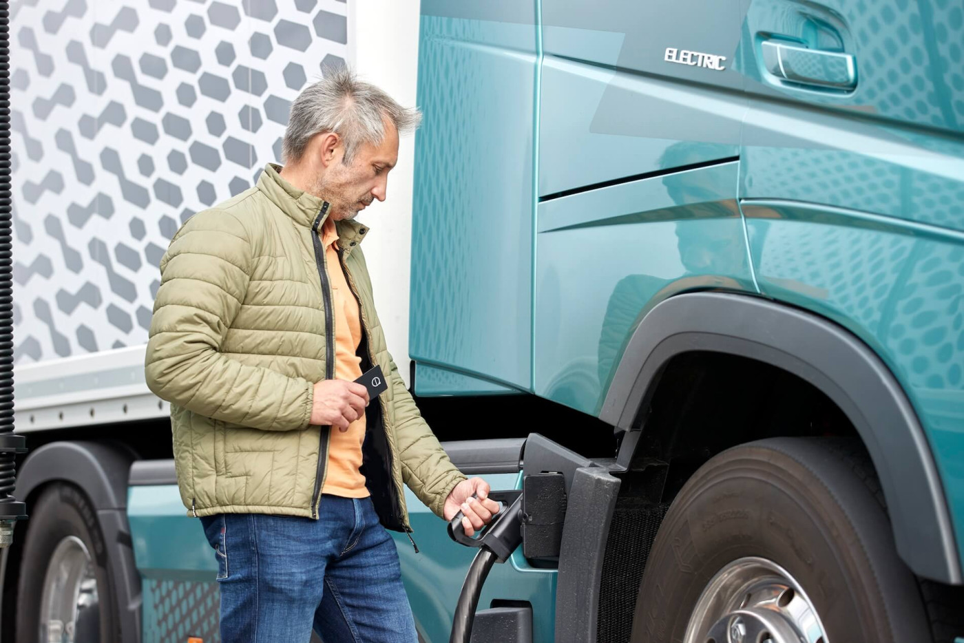 Volvo Trucks_charging electric truck _1_2023_Original file